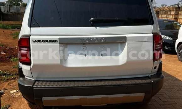 Acheter Occasion Voiture Toyota Land Cruiser Prado Blanc à Kampala, Ouganda Acheter Occasion Voiture Toyota Land Cruiser Prado Blanc à Kampala, Ouganda