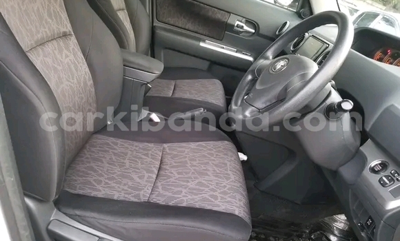 Buy Used Toyota Runx White Car in Bugiri in Eastern