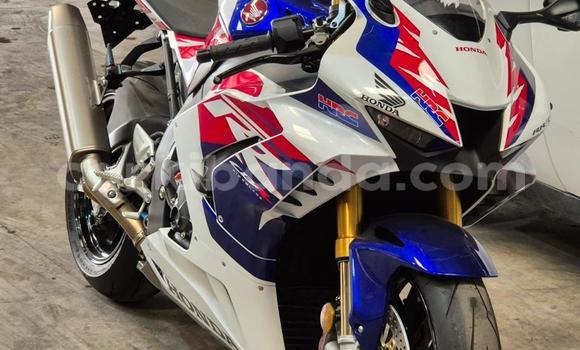 Nunua Ilio tumika Honda CBR 1000 RR Nyeupe Bike ndani ya Kampala nchini Uganda