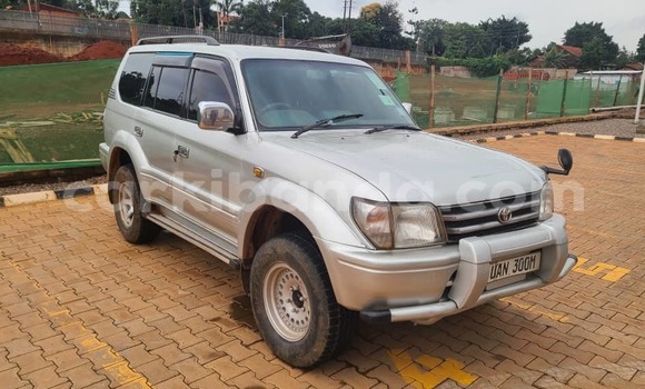 Gura Yakoze Toyota Prado Brown Imodoka i Kampala mu Uganda