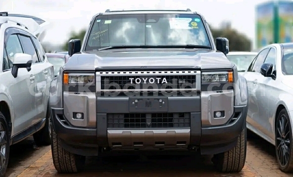 Gura Yakoze Toyota Prado Beige Imodoka i Kampala mu Uganda