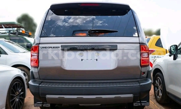 Nunua Ilio tumika Toyota Prado Beige Gari ndani ya Kampala nchini Uganda Nunua Ilio tumika Toyota Prado Beige Gari ndani ya Kampala nchini Uganda