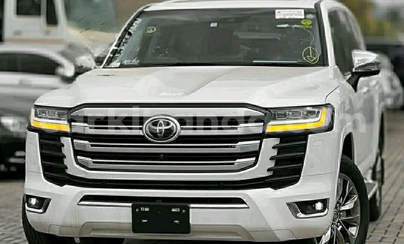 Nunua Ilio tumika Toyota Land Cruiser Nyeupe Gari ndani ya Kampala nchini Uganda Nunua Ilio tumika Toyota Land Cruiser Nyeupe Gari ndani ya Kampala nchini Uganda