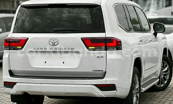 Nunua Ilio tumika Toyota Land Cruiser Nyeupe Gari ndani ya Kampala nchini Uganda Nunua Ilio tumika Toyota Land Cruiser Nyeupe Gari ndani ya Kampala nchini Uganda