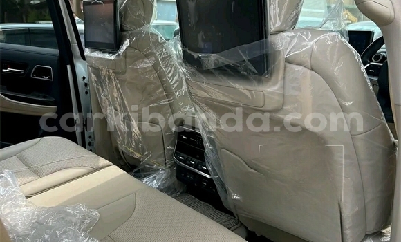Nunua Ilio tumika Toyota Land Cruiser Nyeupe Gari ndani ya Kampala nchini Uganda Nunua Ilio tumika Toyota Land Cruiser Nyeupe Gari ndani ya Kampala nchini Uganda