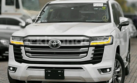 Nunua Ilio tumika Toyota Land Cruiser Nyeupe Gari ndani ya Kampala nchini Uganda Nunua Ilio tumika Toyota Land Cruiser Nyeupe Gari ndani ya Kampala nchini Uganda
