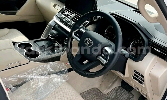 Nunua Ilio tumika Toyota Land Cruiser Nyeupe Gari ndani ya Kampala nchini Uganda Nunua Ilio tumika Toyota Land Cruiser Nyeupe Gari ndani ya Kampala nchini Uganda