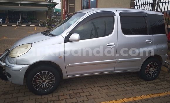 Gura Yakoze Toyota FunCargo Silver Imodoka i Kampala mu Uganda