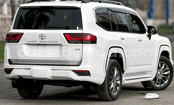 Nunua Ilio tumika Toyota Land Cruiser Nyeupe Gari ndani ya Kampala nchini Uganda Nunua Ilio tumika Toyota Land Cruiser Nyeupe Gari ndani ya Kampala nchini Uganda