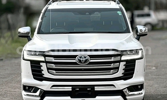 Nunua Ilio tumika Toyota Land Cruiser Nyeupe Gari ndani ya Kampala nchini Uganda Nunua Ilio tumika Toyota Land Cruiser Nyeupe Gari ndani ya Kampala nchini Uganda