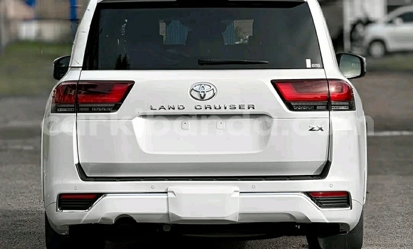 Nunua Ilio tumika Toyota Land Cruiser Nyeupe Gari ndani ya Kampala nchini Uganda Nunua Ilio tumika Toyota Land Cruiser Nyeupe Gari ndani ya Kampala nchini Uganda