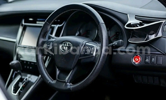 Acheter Occasion Voiture Toyota Harrier Gris à Kampala, Ouganda Acheter Occasion Voiture Toyota Harrier Gris à Kampala, Ouganda