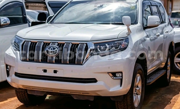 Nunua Ilio tumika Toyota Land Cruiser Prado Nyeupe Gari ndani ya Kampala nchini Uganda Nunua Ilio tumika Toyota Land Cruiser Prado Nyeupe Gari ndani ya Kampala nchini Uganda