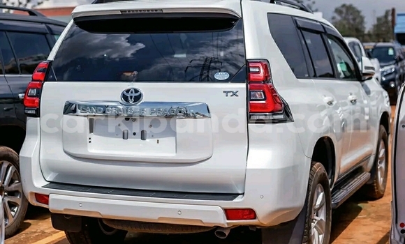 Nunua Ilio tumika Toyota Land Cruiser Prado Nyeupe Gari ndani ya Kampala nchini Uganda Nunua Ilio tumika Toyota Land Cruiser Prado Nyeupe Gari ndani ya Kampala nchini Uganda
