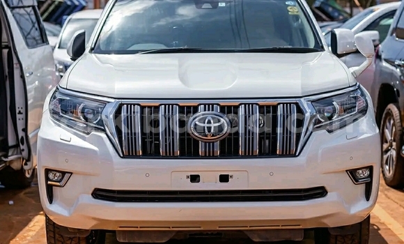 Nunua Ilio tumika Toyota Land Cruiser Prado Nyeupe Gari ndani ya Kampala nchini Uganda Nunua Ilio tumika Toyota Land Cruiser Prado Nyeupe Gari ndani ya Kampala nchini Uganda