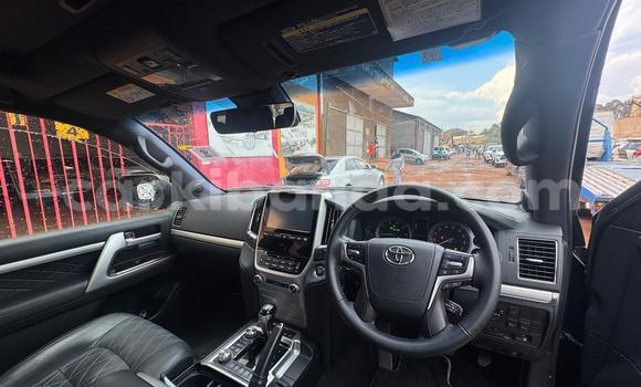 Nunua Mpya Toyota Land Cruiser Nyeusi Gari ndani ya Kampala nchini Uganda Nunua Mpya Toyota Land Cruiser Nyeusi Gari ndani ya Kampala nchini Uganda