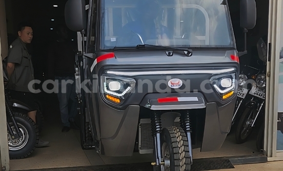 Gura Nshya Izh 2126 «Oda» Silver Imodoka i Kampala mu Uganda