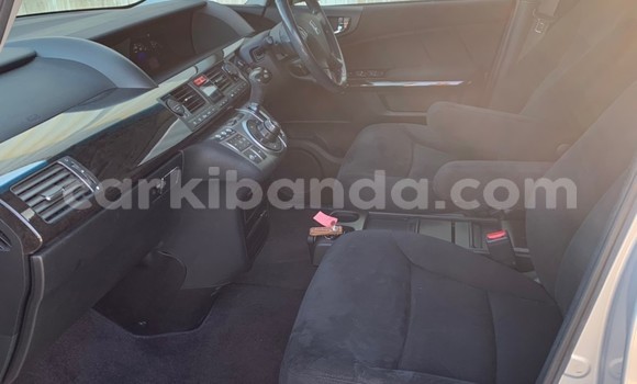 Gura Yakoze Honda Elysion Silver Imodoka i Kampala mu Uganda Gura Yakoze Honda Elysion Silver Imodoka i Kampala mu Uganda