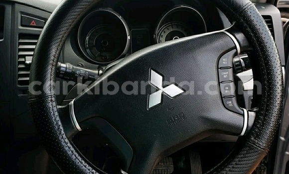 Gura Yakoze Mitsubishi Pajero Silver Imodoka i Kampala mu Uganda Gura Yakoze Mitsubishi Pajero Silver Imodoka i Kampala mu Uganda