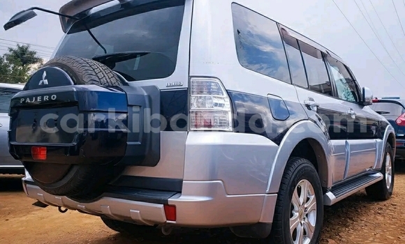 Gura Yakoze Mitsubishi Pajero Silver Imodoka i Kampala mu Uganda Gura Yakoze Mitsubishi Pajero Silver Imodoka i Kampala mu Uganda
