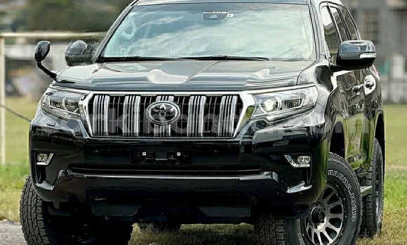 Gura Yakoze Toyota Land Cruiser Prado Black Imodoka i Kampala mu Uganda