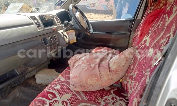 Nunua Ilio tumika Toyota Hiace Nyingine Gari ndani ya Mbarara nchini Uganda Nunua Ilio tumika Toyota Hiace Nyingine Gari ndani ya Mbarara nchini Uganda