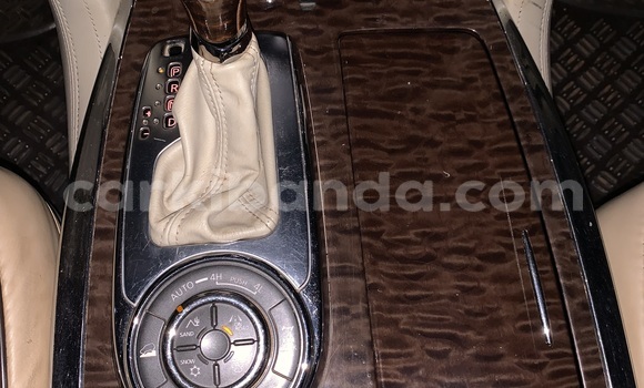 Nunua Ilio tumika Nissan Patrol Nyeupe Gari ndani ya Kampala nchini Uganda Nunua Ilio tumika Nissan Patrol Nyeupe Gari ndani ya Kampala nchini Uganda