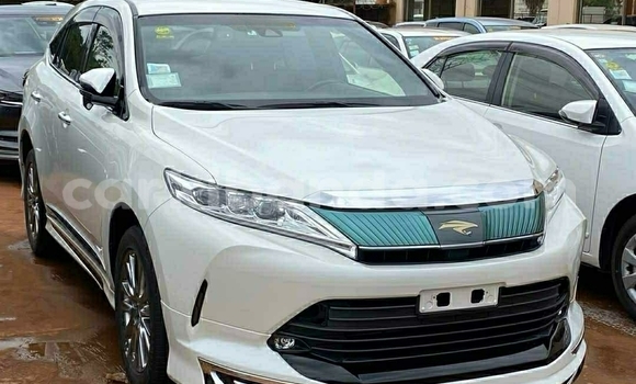 Gura Yakoze Toyota Harrier White Imodoka i Kampala mu Uganda Gura Yakoze Toyota Harrier White Imodoka i Kampala mu Uganda