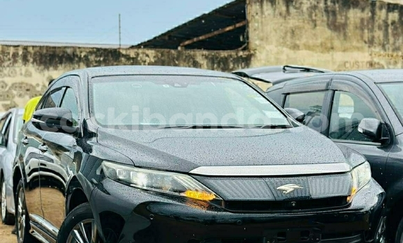 Gura Yakoze Toyota Harrier Black Imodoka i Kampala mu Uganda Gura Yakoze Toyota Harrier Black Imodoka i Kampala mu Uganda