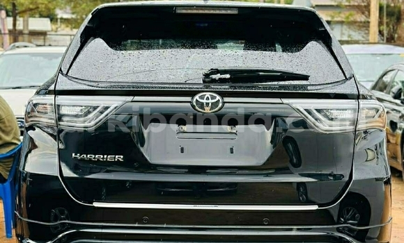 Gura Yakoze Toyota Harrier Black Imodoka i Kampala mu Uganda Gura Yakoze Toyota Harrier Black Imodoka i Kampala mu Uganda