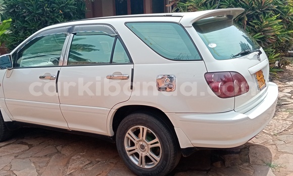 Gura Yakoze Toyota Harrier White Imodoka i Entebbe mu Uganda Gura Yakoze Toyota Harrier White Imodoka i Entebbe mu Uganda