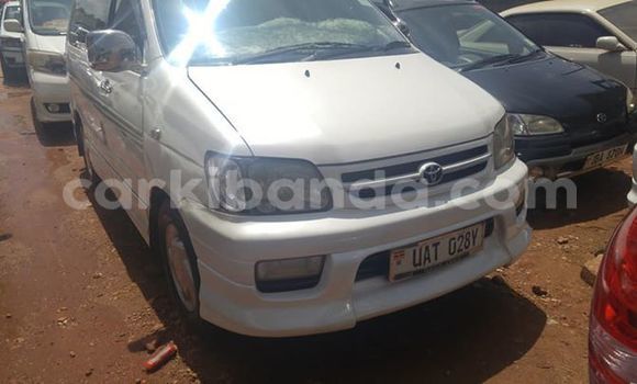 Nunua Ilio tumika Toyota Noah Nyeupe Gari ndani ya Kampala nchini Uganda Nunua Ilio tumika Toyota Noah Nyeupe Gari ndani ya Kampala nchini Uganda
