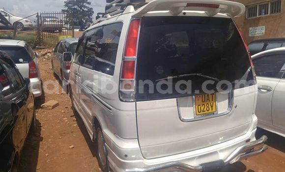 Nunua Ilio tumika Toyota Noah Nyeupe Gari ndani ya Kampala nchini Uganda Nunua Ilio tumika Toyota Noah Nyeupe Gari ndani ya Kampala nchini Uganda