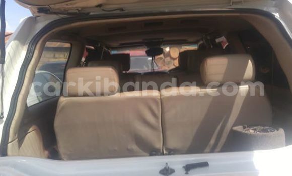 Nunua Ilio tumika Toyota Land Cruiser Nyeupe Gari ndani ya Kampala nchini Uganda Nunua Ilio tumika Toyota Land Cruiser Nyeupe Gari ndani ya Kampala nchini Uganda