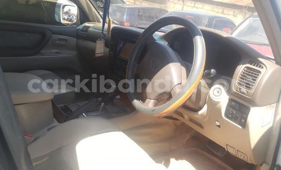 Nunua Ilio tumika Toyota Land Cruiser Nyeupe Gari ndani ya Kampala nchini Uganda Nunua Ilio tumika Toyota Land Cruiser Nyeupe Gari ndani ya Kampala nchini Uganda
