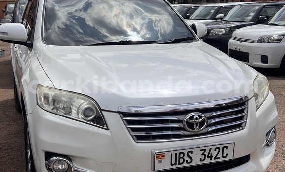Gura Yakoze Toyota Vanguard White Imodoka i Kira mu Uganda Gura Yakoze Toyota Vanguard White Imodoka i Kira mu Uganda