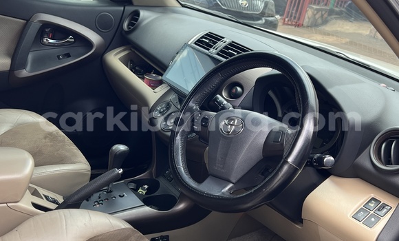 Gura Yakoze Toyota Vanguard White Imodoka i Kira mu Uganda Gura Yakoze Toyota Vanguard White Imodoka i Kira mu Uganda