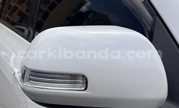 Gura Yakoze Toyota Vanguard White Imodoka i Kira mu Uganda Gura Yakoze Toyota Vanguard White Imodoka i Kira mu Uganda