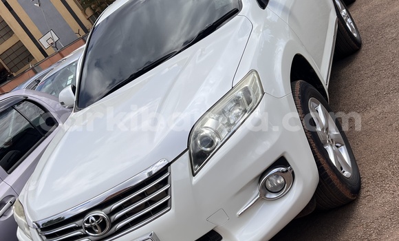 Gura Yakoze Toyota Vanguard White Imodoka i Kira mu Uganda Gura Yakoze Toyota Vanguard White Imodoka i Kira mu Uganda