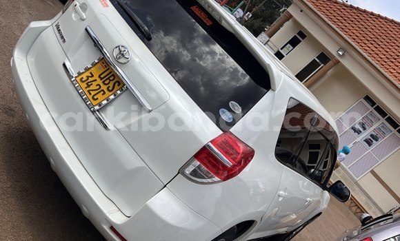 Gura Yakoze Toyota Vanguard White Imodoka i Kira mu Uganda Gura Yakoze Toyota Vanguard White Imodoka i Kira mu Uganda