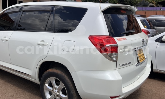 Gura Yakoze Toyota Vanguard White Imodoka i Kira mu Uganda Gura Yakoze Toyota Vanguard White Imodoka i Kira mu Uganda