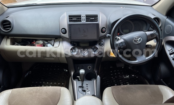 Gura Yakoze Toyota Vanguard White Imodoka i Kira mu Uganda Gura Yakoze Toyota Vanguard White Imodoka i Kira mu Uganda