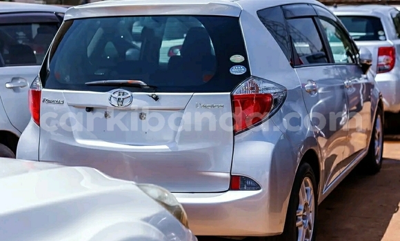Acheter Occasion Voiture Toyota Ractis Gris à Kampala, Ouganda Acheter Occasion Voiture Toyota Ractis Gris à Kampala, Ouganda