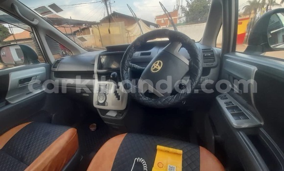 Gura Yakoze Toyota Noah Silver Imodoka i Kampala mu Uganda Gura Yakoze Toyota Noah Silver Imodoka i Kampala mu Uganda