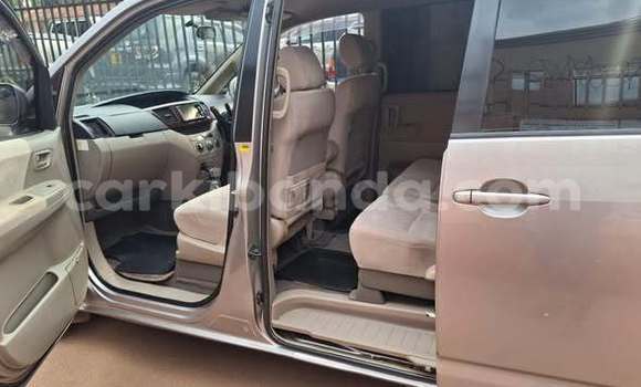 Gura Yakoze Toyota Noah Other Imodoka i Kampala mu Uganda Gura Yakoze Toyota Noah Other Imodoka i Kampala mu Uganda