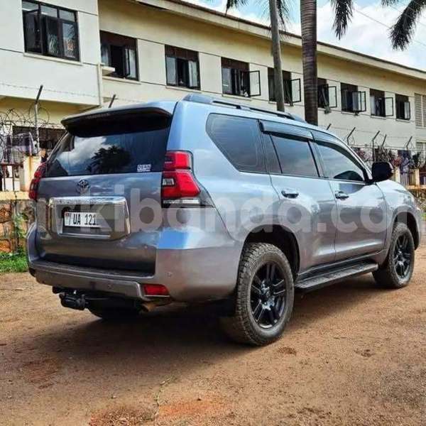 Big with watermark land rover discovery uganda kampala 24913