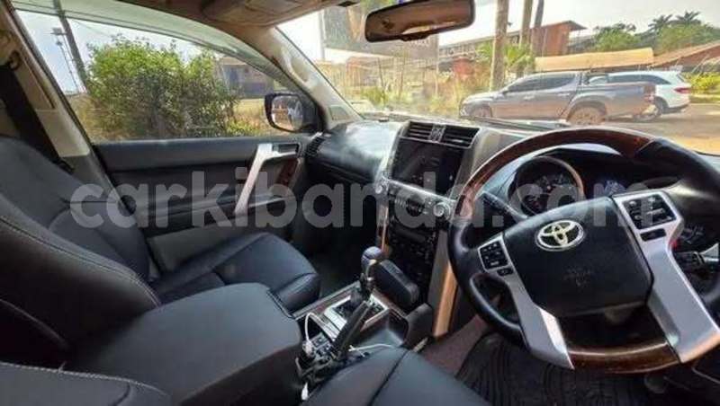 Big with watermark land rover discovery uganda kampala 24913