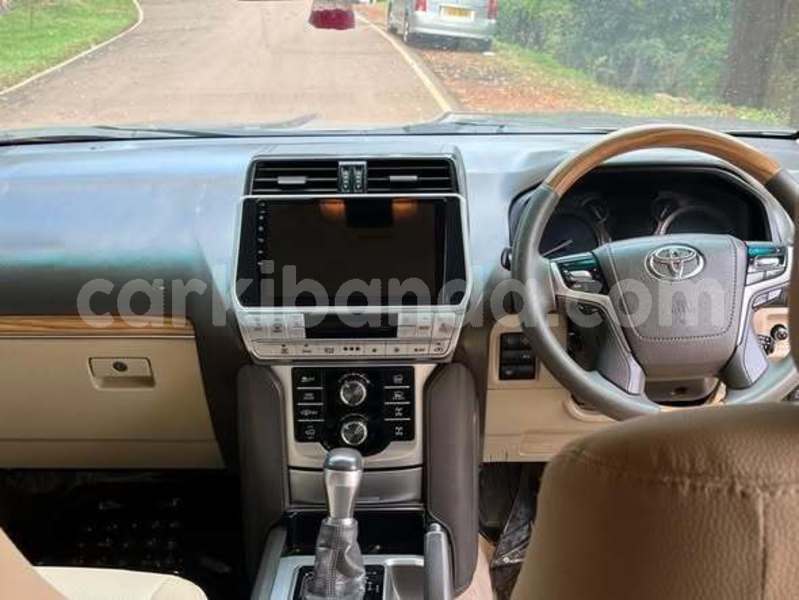 Big with watermark land rover discovery uganda kampala 24917