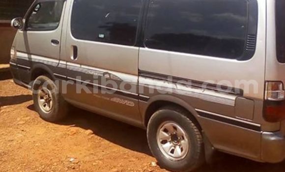 Nunua Ilio tumika Toyota Super Custom Fedha Gari ndani ya Kampala nchini Uganda Nunua Ilio tumika Toyota Super Custom Fedha Gari ndani ya Kampala nchini Uganda