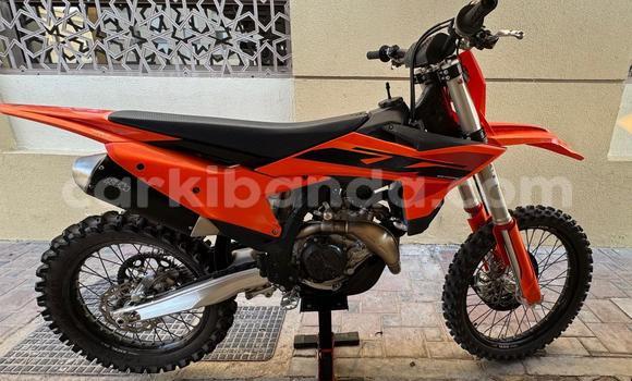 Gura Yakoze KTM 450 Beige Bike i Kampala mu Uganda Gura Yakoze KTM 450 Beige Bike i Kampala mu Uganda